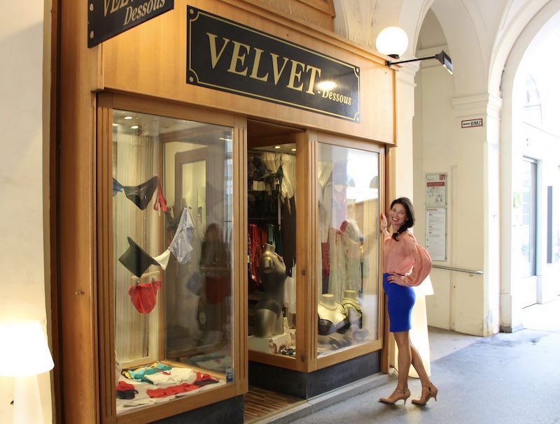 Besitzerin Astrid Lindbergh vor dem Schaufenster vom Velvet Dessous Geschäft